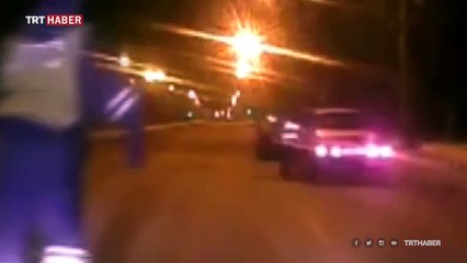 Trafik polisi, kaçan sürücüyü araca binerek durdurdu