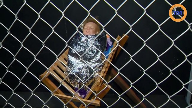 Une crèche où Jésus, Marie et Joseph sont des réfugiés en cage