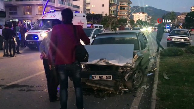 Kamera şakası gibi müdahale...LPG tankı yerinden çıkan otomobile elinde sigarayla müdahale etti