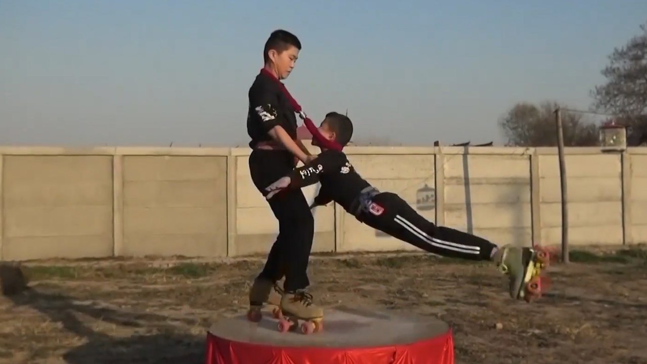 Young kung fu acrobats wow online fans in China with thrilling performances