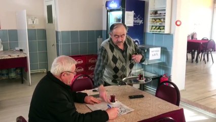 Bu kahvehanede parası olmayana çay ücretsiz