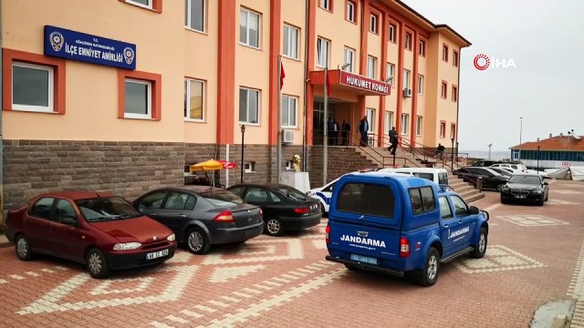 Atış sonrası merminin bittiğini düşünen polis, silahın ateş alması sonucu annesini vurdu