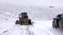 Siirt'te kardan kapanan köy yolu ulaşıma açıldı