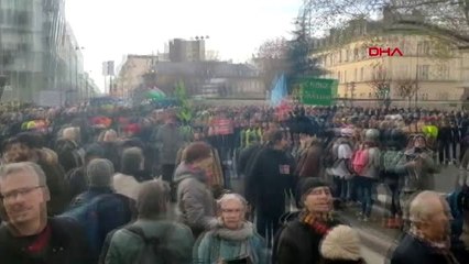 Dha dış ' fransa'da 'genel grev' protestoları tekrar eylemlere başladı