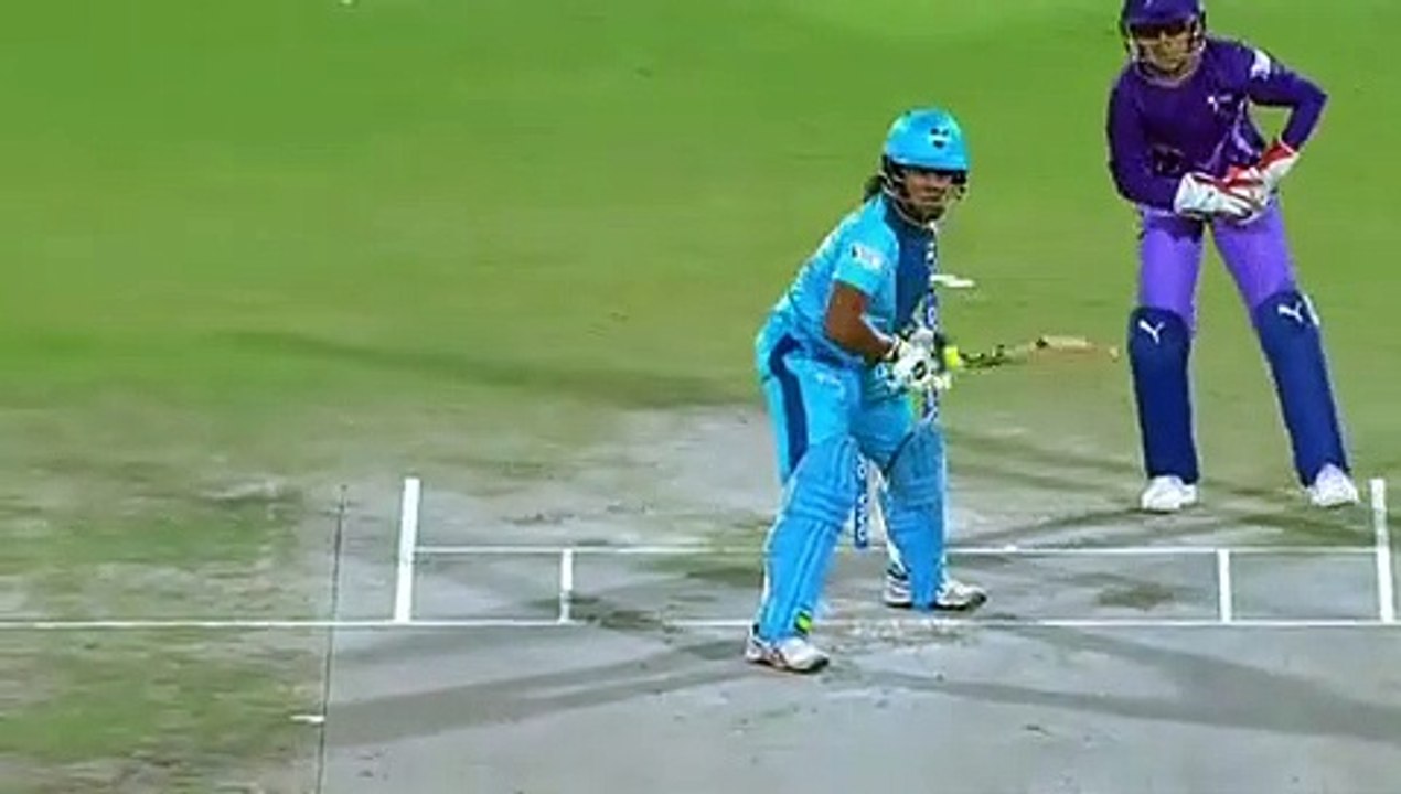 इतिहास की सबसे विचित्र गेंदबाजी देखकर चौक जाओगे आप