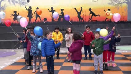 Minikler, dilek tutup gökyüzüne balon bıraktı
