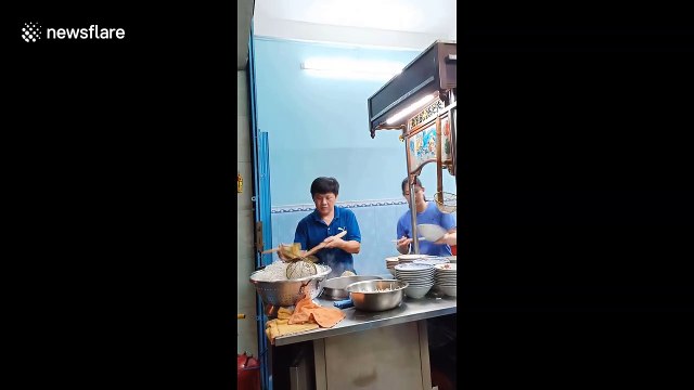 Skilled Vietnamese street chef cooks 'Jumping Noodles'