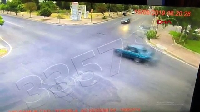 Ortadan ikiye bölünen otomobilden ayağa kalkıp yürüdü!