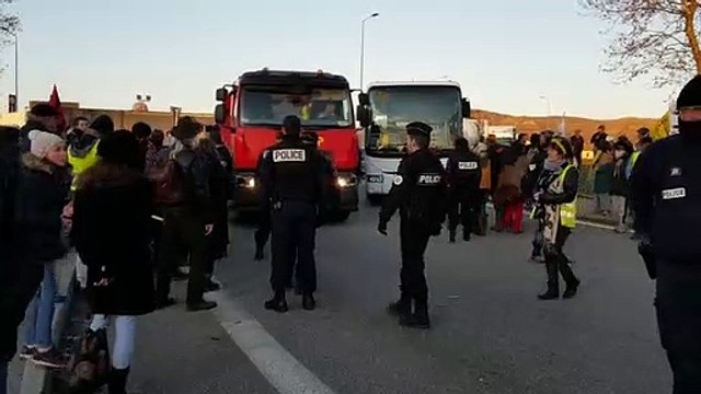 Aubenas : les forces de l'ordre débloquent le rond-point Terres de Millet