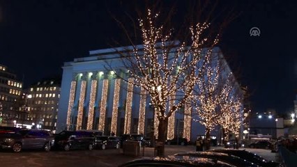 Bosna'daki soykırımı inkar eden Handke'ye ödül verilmesi protesto edildi