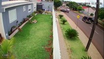 Câmera flagra acidente na Rua Antonina