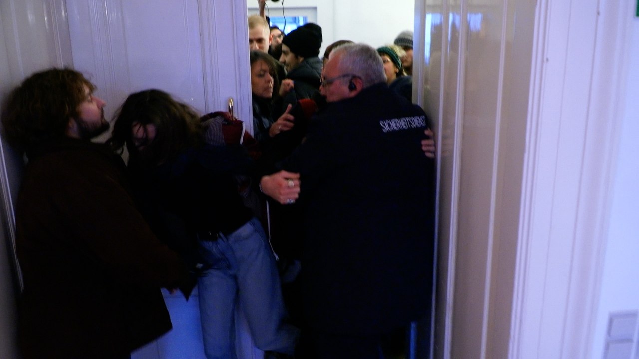 Festsaal der TU Wien von rund 100 Aktivisten besetzt