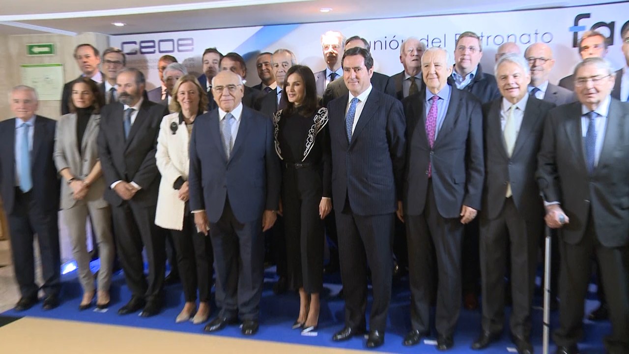 La Reina Letizia sorprende con un original jersey de cara a Navidad