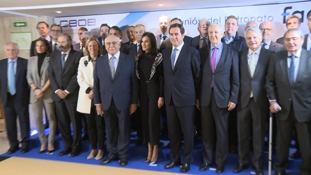 La Reina Letizia sorprende con un original jersey de cara a Navidad