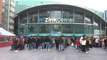 Cientos de fans ya esperan a Rosalía en el Wizink Center de Madrid
