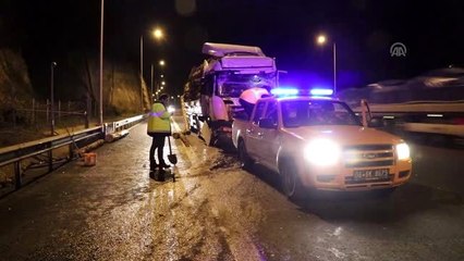 Anadolu Otoyolu'nda tomruk yüklü tır kamyonla çarpıştı: 1 yaralı