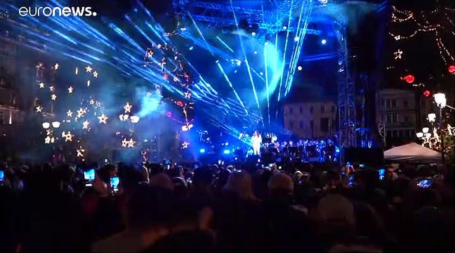 Αθήνα: Φωταγωγήθηκε το χριστουγεννιάτικο δέντρο στο Σύνταγμα