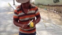 Il a une technique incroyable pour couper sa mangue