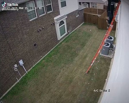 Installer les décorations de noël peut s'avérer très dangereux