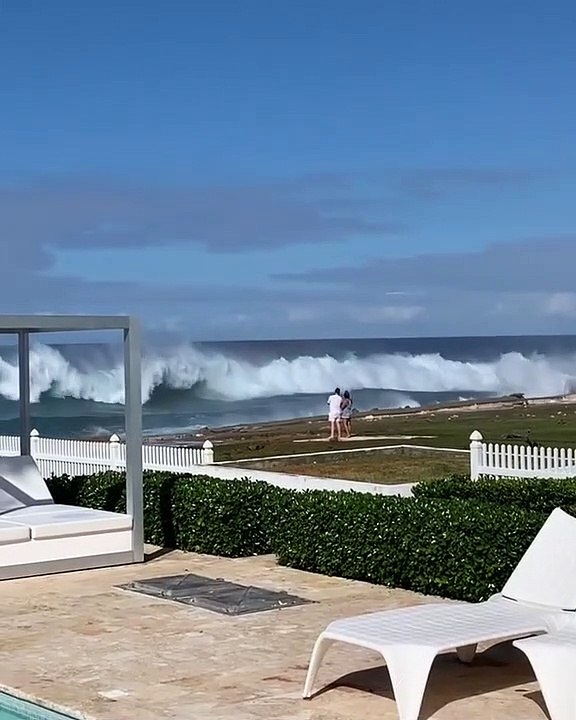 Ce couple va découvrir les joies de l'océan : grosse vague en pleine face