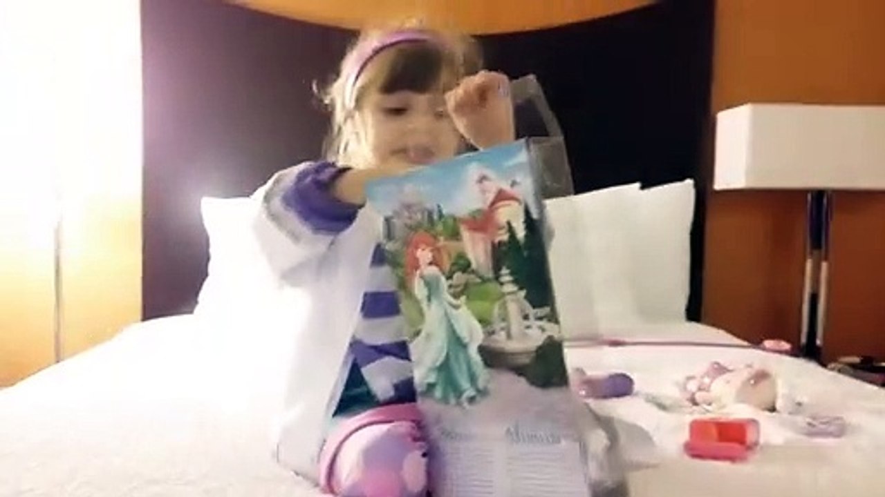 Sophia, Isabella e Alice Abrindo Brinquedos Disney Parte 2