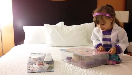 Sophia, Isabella e Alice Abrindo Brinquedos Disney Parte 3