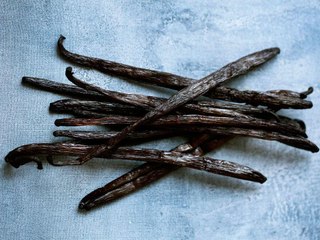 Replace Your Vanilla Extract With Bourbon, Give Your Baked Goods a Cheap, Tasty Twist