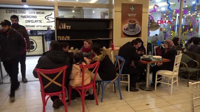 Balıkesir'deki depremin ardından büyükşehir belediyesi'nden çay ve çorba ikramı