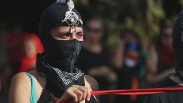 Mujeres chilenas marchan en homenaje a feministas que lucharon contra Pinochet