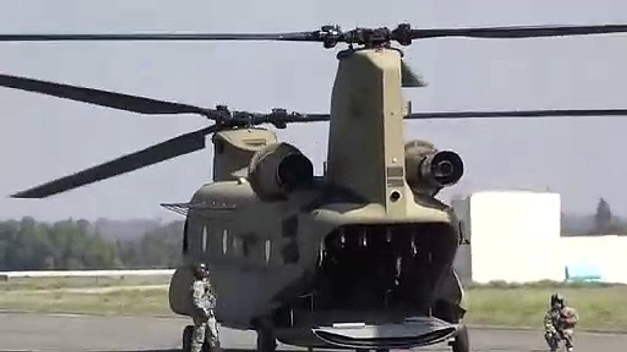 Despegue de CH 47 Chinook de la Base Aerea de Santa Lucia