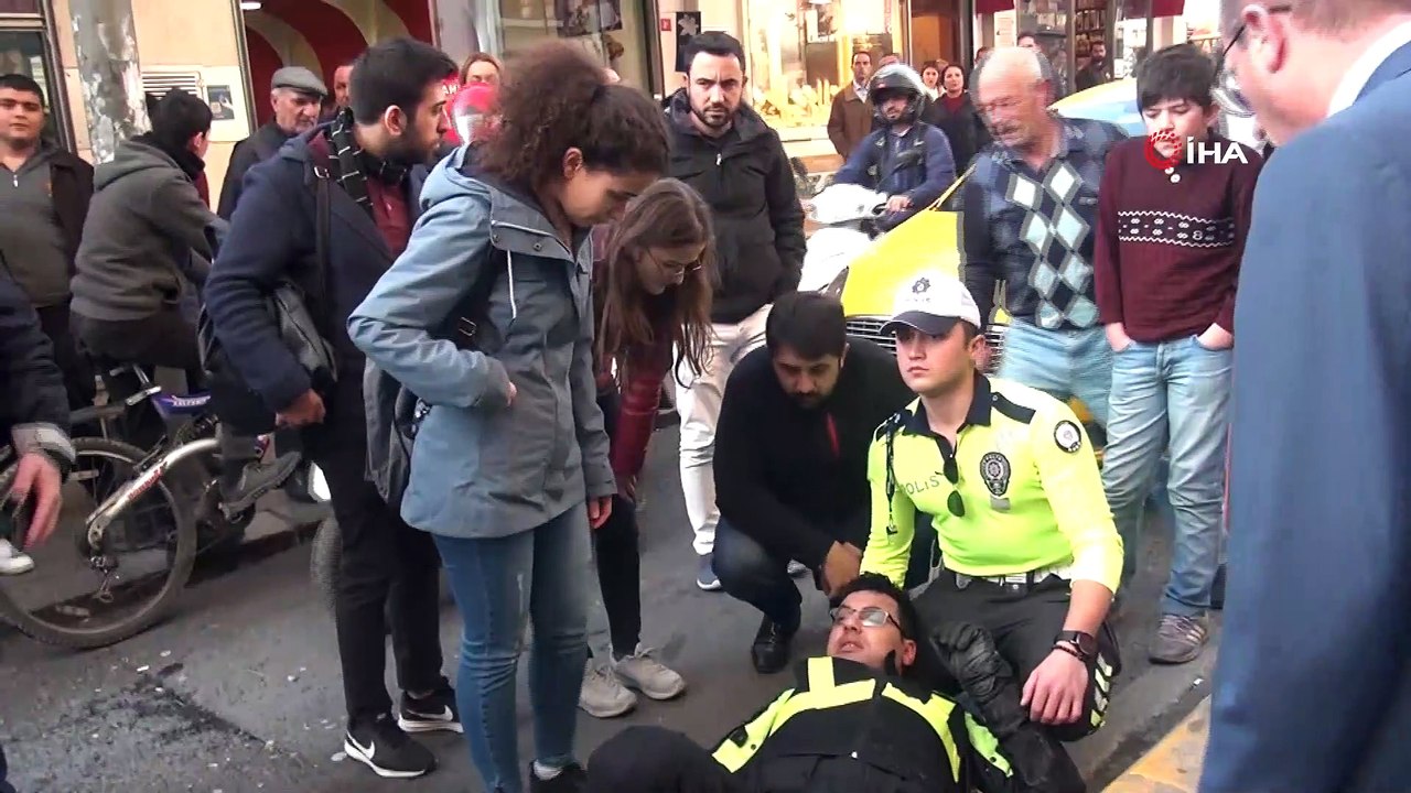 Taksim'de otomobil, motosikletli trafik polisine böyle çarptı