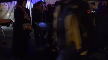 Yaralı kadın üşümesin diye üzerine battaniye örtüp ambulansı beklediler