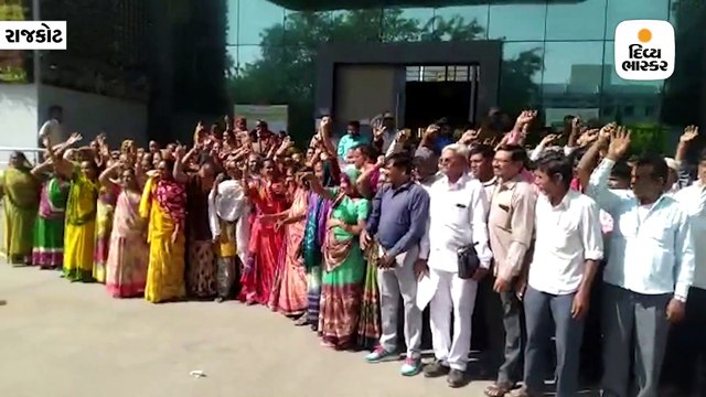રાજકોટના મહિકા ગામની મહિલાઓએ કલેક્ટર કચેરીએ આવી છાજીયા લીધા