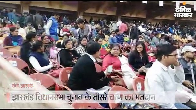 तीसरे फेज के चुनाव के लिए अतिसंवेदनशील बूथों पर हेलिकॉप्टर से भेजे गए मतदानकर्मी