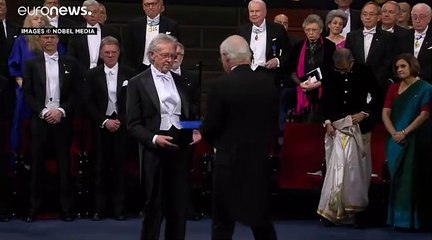 Le Nobel de littérature Peter Handke honoré et honni à Stockholm
