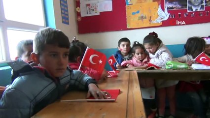 Çocuklardan Başkan Vekili Mehmetbeyoğlu’na bayraklı karşılama