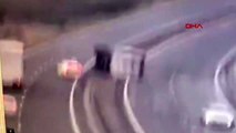 İngiltere'de şiddetli rüzgar kamyon polis aracının üzerine devrildi