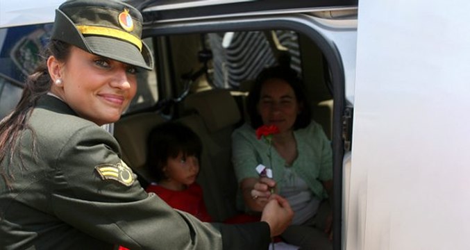 Şehit Astsubay Esma Çevik'in, karanfil dağıttığı görüntüleri yürekleri sızlattı
