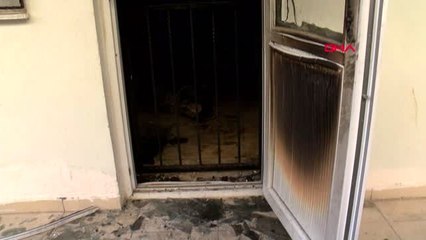 Antalya evi kundaklanan kadın, iki çocuğuyla yardım bekliyor