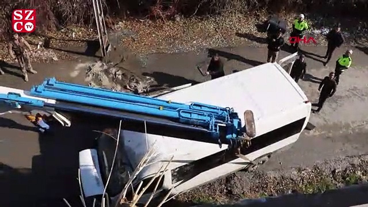 Özel Harekat polislerini taşıyan minibüs şarampole yuvarlandı