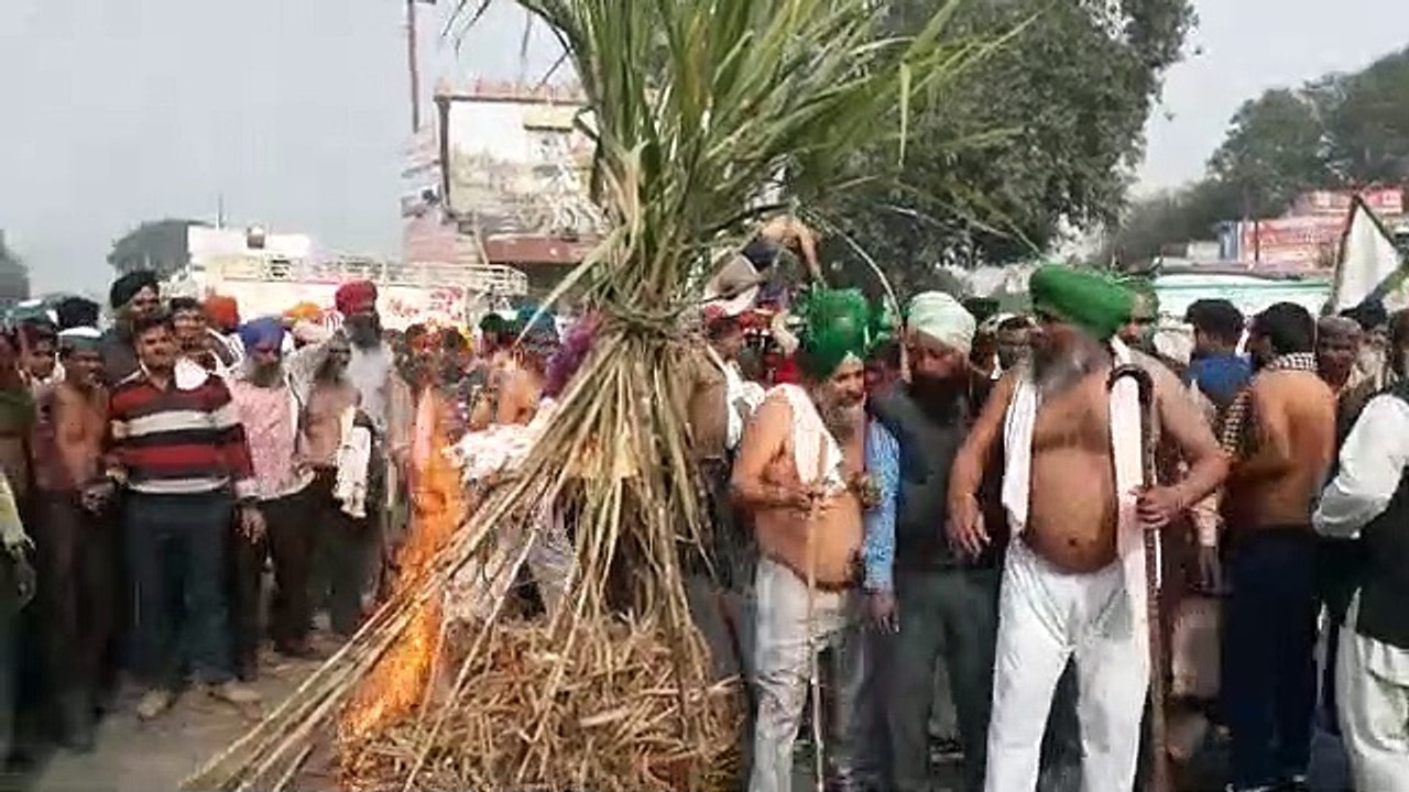 शहाजहांपुर में किसानों ने अर्धनग्न होकर किया प्रदर्शन