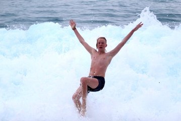 Kırmızı koda rağmen dev dalgalarda deniz keyfi