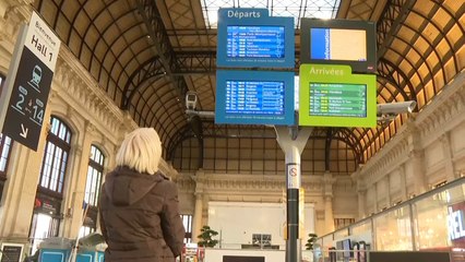 الإضرابات مستمرة بفرنسا احتجاجا على مشروع قانون إصلاح نظام التقاعد