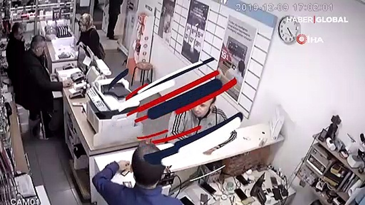 Telefon bataryası dükkanın ortasında böyle patladı