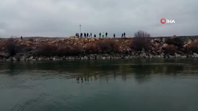 Haber alınamayan balıkçının, nehir kenarında eşyaları bulundu