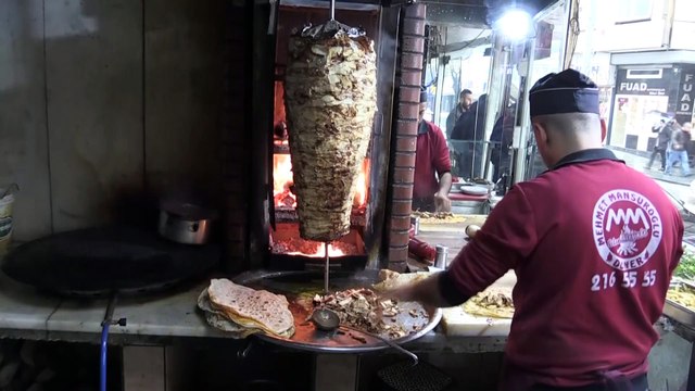 Hataylı dönerci ıslak mendil ve poşetle kadına şiddete dikkati çekiyor