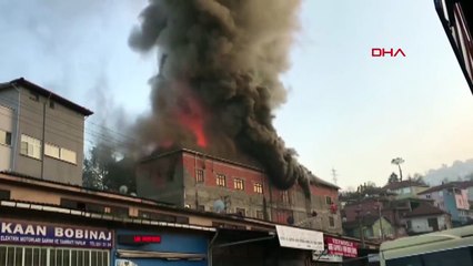Fabrika'da korkutan yangın! Evlerin çatısına sıçradı