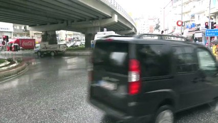 Kuşadası’nda Sağanak Yağış Yollarda Göletler Oluşturdu