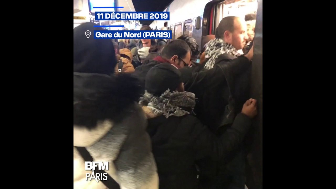Scènes de cohue et couloirs bondés à Paris merc...