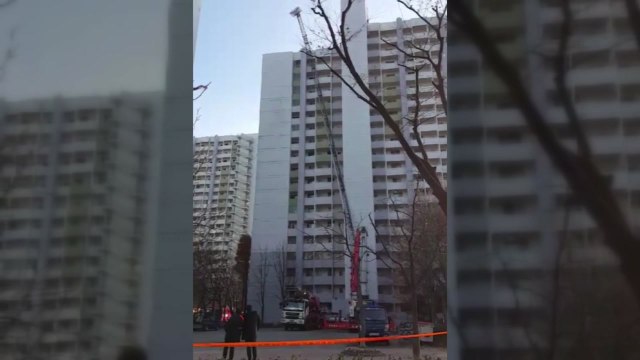 20층 아파트 작업하던 사다리차 기울어 / YTN